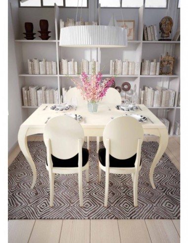 Mesas y sillas de salon clasicas...