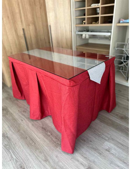 Ropa de Mesa Camilla Moderna Antimanchas color Rojo con Camino Gris Plata