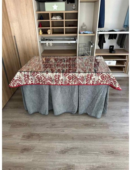 Ropa Chenilla 8 Pliegues color Gris con Tapete Mosaico