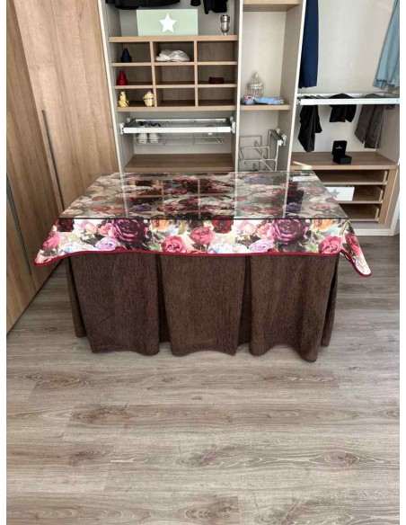 Ropa Chenilla 8 Pliegues color Chocolate con Tapete Flores