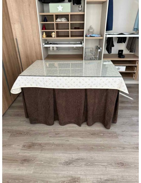 Ropa Chenilla 8 Pliegues color Chocolate con Tapete Lazos