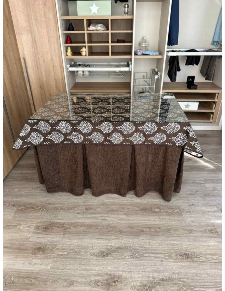 Ropa Chenilla 8 Pliegues color Chocolate con Tapete Acebo