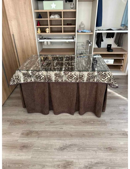 Ropa Chenilla 8 Pliegues color Chocolate con Tapete Tiramisu