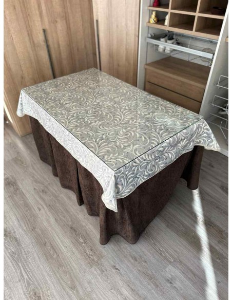 Ropa Chenilla 8 Pliegues color Chocolate con Tapete Vainilla