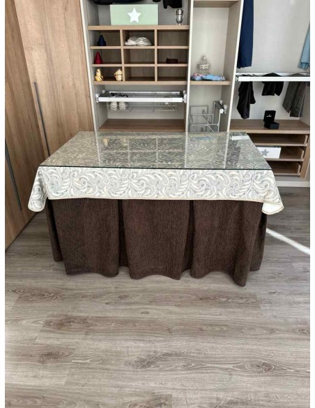 Ropa Chenilla 8 Pliegues color Chocolate con Tapete Vainilla