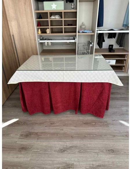 Ropa Chenilla 8 Pliegues color Rojo con Tapete Rombos