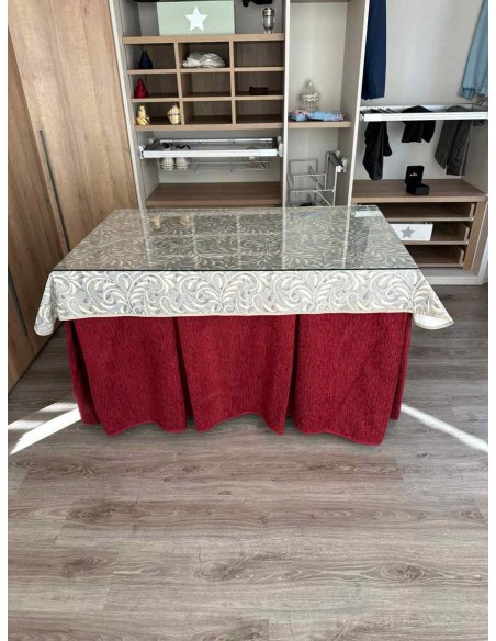 Ropa Chenilla 8 Pliegues color Rojo con Tapete Vainilla