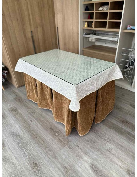 Ropa Doble Grueso 10 Pliegues Café con Tapete Crema