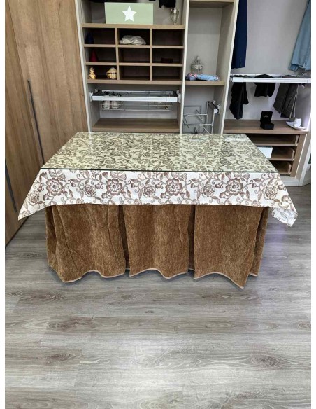 Ropa Doble Grueso 10 Pliegues Café con Tapete Planta