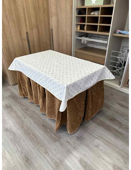 Conjunto Doble Grueso 10 Pliegues Café con Tapete Lazos