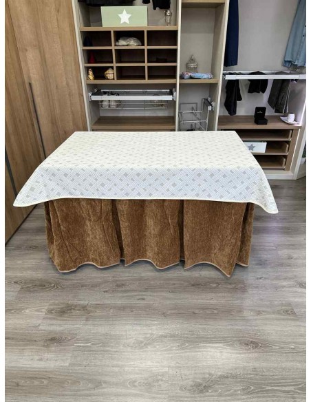 Conjunto Doble Grueso 10 Pliegues Café con Tapete Lazos