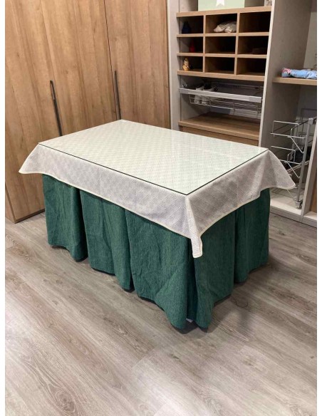 Conjunto Chenilla 10 Pliegues color Verde con Tapete Crema