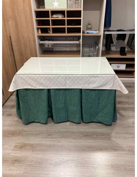 Conjunto Chenilla 10 Pliegues color Verde con Tapete Crema