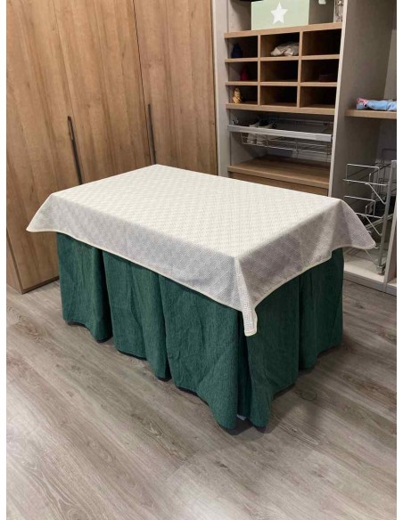 Conjunto Chenilla 10 Pliegues color Verde con Tapete Crema