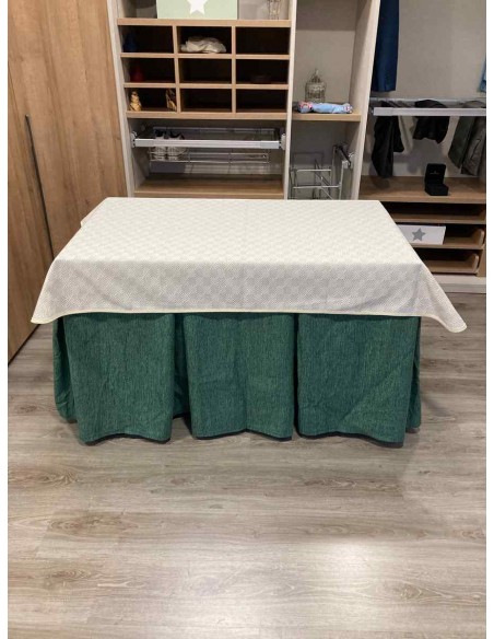 Conjunto Chenilla 10 Pliegues color Verde con Tapete Crema