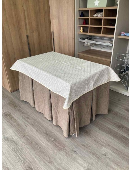 Conjunto Chenilla 10 Pliegues color Topo con Tapete Crema