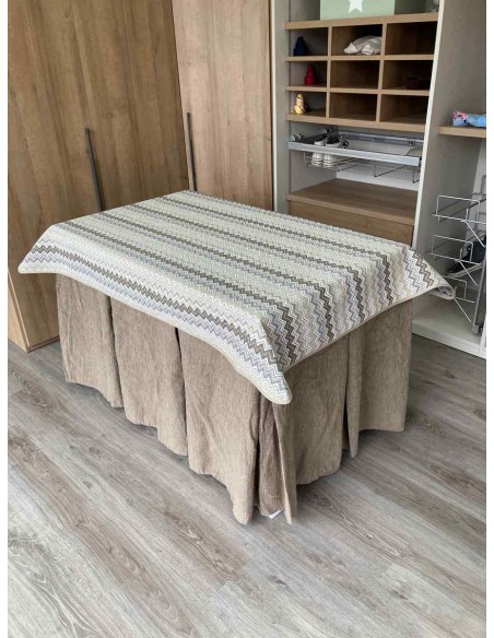 Conjunto Chenilla 10 Pliegues color Topo con Tapete Estriado