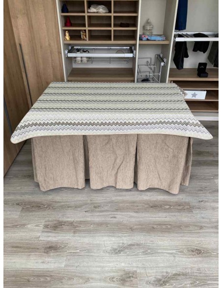 Conjunto Chenilla 10 Pliegues color Topo con Tapete Estriado