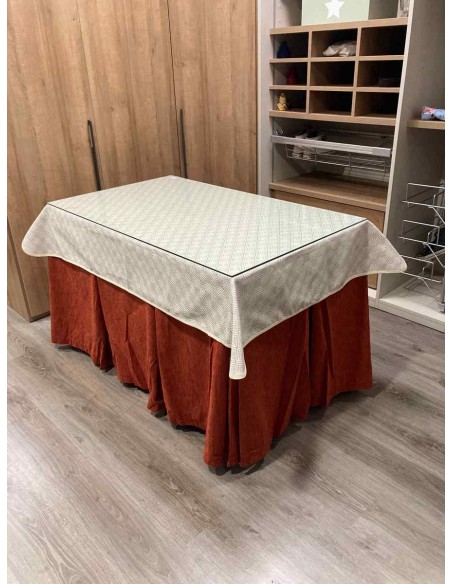 Conjunto Chenilla 10 Pliegues color Teja con Tapete Crema