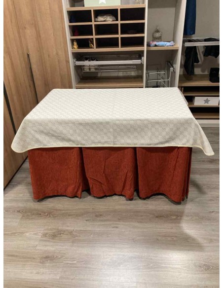 Conjunto Chenilla 10 Pliegues color Teja con Tapete Crema