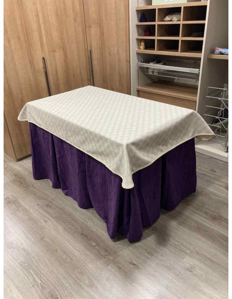 Conjunto Chenilla 10 Pliegues color Morado con Tapete Crema