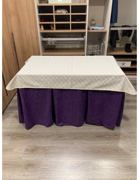 Conjunto Chenilla 10 Pliegues color Morado con Tapete Crema