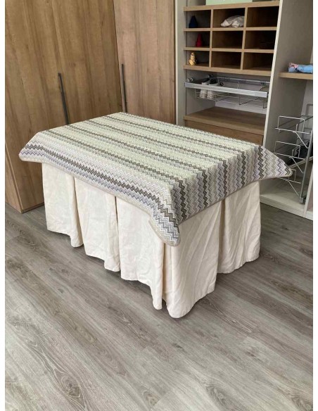 Conjunto Chenilla 10 Pliegues color Marfil con Tapete Estriado