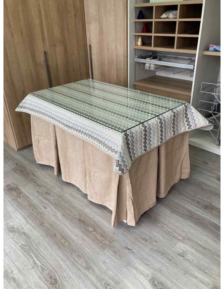 Conjunto Chenilla 10 Pliegues color Beige con Tapete Estriado