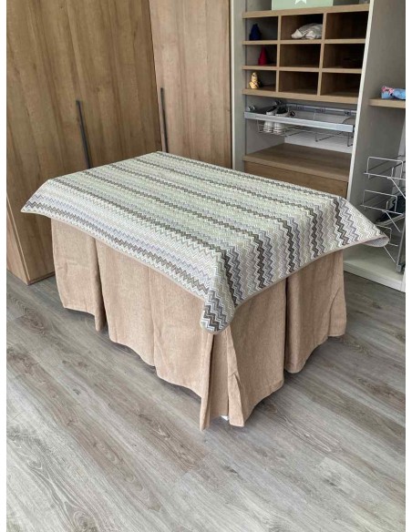 Conjunto Chenilla 10 Pliegues color Beige con Tapete Estriado