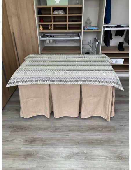 Conjunto Chenilla 10 Pliegues color Beige con Tapete Estriado