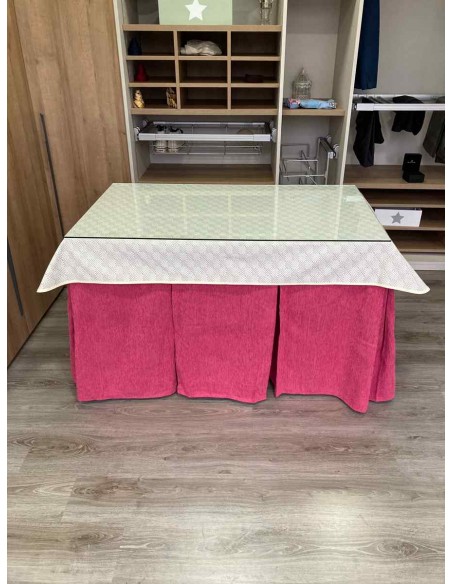 Ropa Chenilla 10 Pliegues color Rosa Chicle con Tapete Crema