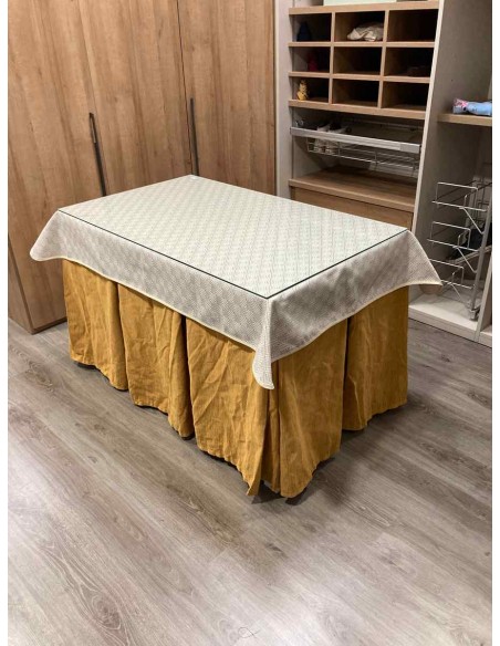 Ropa Chenilla 10 Pliegues color Mostaza con Tapete Crema