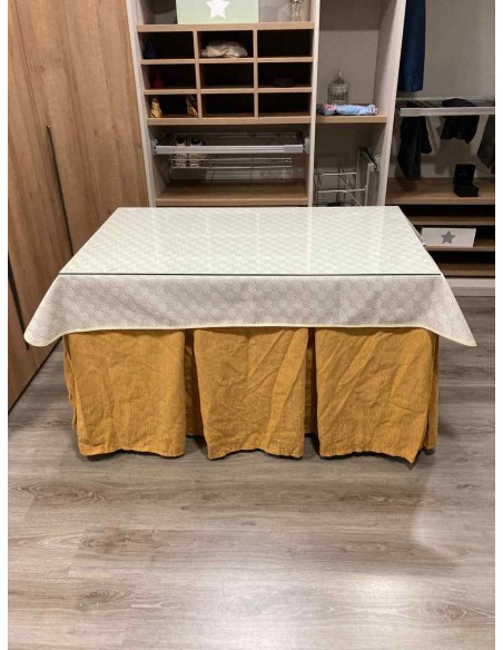 Ropa Chenilla 10 Pliegues color Mostaza con Tapete Crema