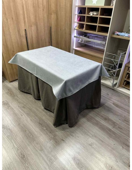 Conjunto Antimanchas Aterciopelada Triplegrueso color Chocolate con Tapete Liso Gris