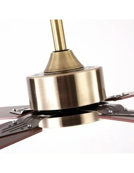 Ventilador de techo con aspas reversibles