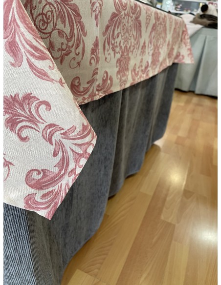 Ropa Chenilla Eco 8 Pliegues color Gris con tapete antimanchas luxe Rosa