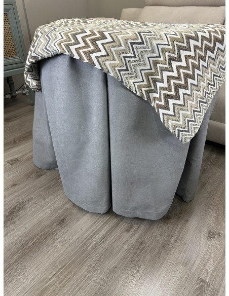 Ropa Redonda de Camilla Antimanchas Gris con Tapete color Hueso