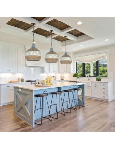 Cocina blanca con isla azul...