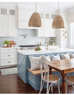 Cocina blanca con isla azul...