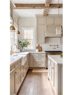 Cocina beige con vigas de...