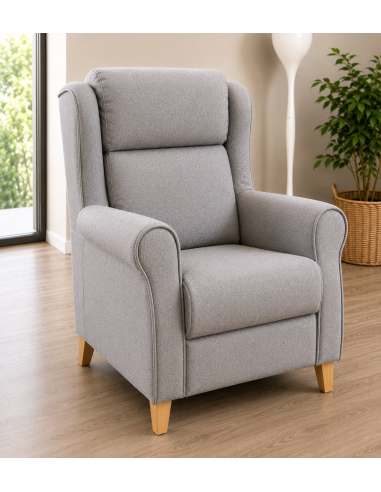 Sillón orejero gris con patas de madera