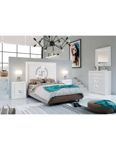 Composicion de dormitorio con detalles en color plata brillo